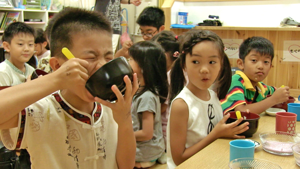 夜、働く人の子どもはどこで安心して眠る？　「夜間もやってる保育園」の現実と偏見