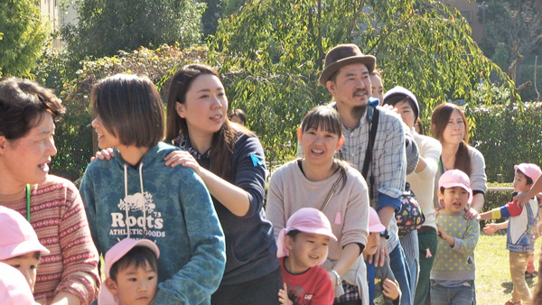 夜、働く人の子どもはどこで安心して眠る？　「夜間もやってる保育園」の現実と偏見