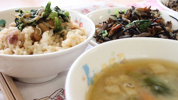 食べたものが、わたしになる！　和食の給食が子どもの命に…映画「いただきます」