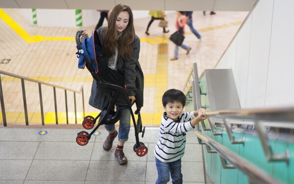 ベビーカーでの電車・バス利用は冷や汗ばかり！　聞いて欲しい、ママたちの本音