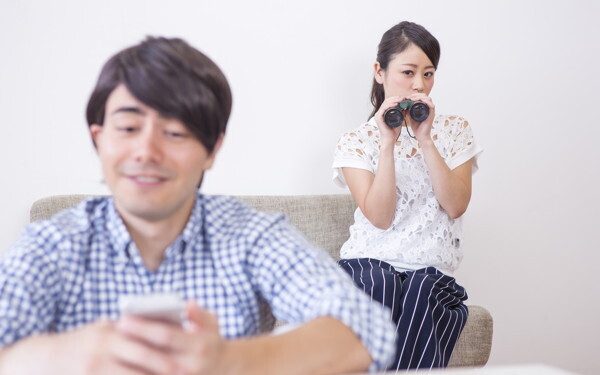 もしかして浮気？　「なんか怪しい…」と感じた時、どうするのが正解？