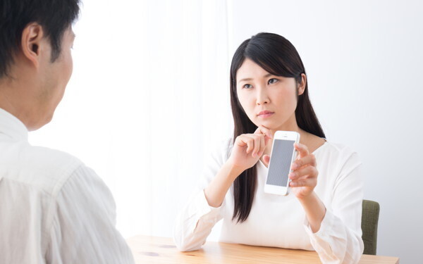 もしかして浮気？　「なんか怪しい…」と感じた時、どうするのが正解？