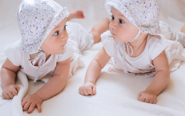 夫のイクメン化や双子シンクロ！　大変だけど喜び2倍の双子あるあるエピソード4選