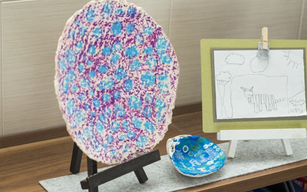 たまり続ける子どもの作品、どうしてる？　親子で協力の「見せる収納」で一気に解決！