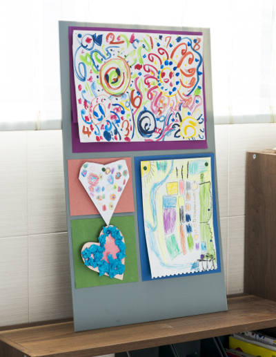 たまり続ける子どもの作品、どうしてる？　親子で協力の「見せる収納」で一気に解決！