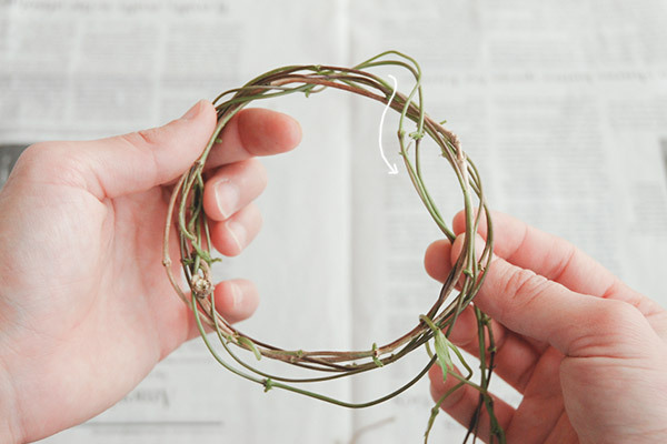 拾った木の実でかわいくできちゃう！　ナチュラルリースとダンボールのミニリース【おうちで季節イベント お手軽アートレシピ Vol.25】