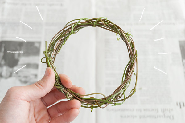 拾った木の実でかわいくできちゃう！　ナチュラルリースとダンボールのミニリース【おうちで季節イベント お手軽アートレシピ Vol.25】