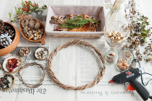 拾った木の実でかわいくできちゃう！　ナチュラルリースとダンボールのミニリース【おうちで季節イベント お手軽アートレシピ Vol.25】