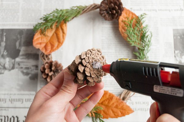 拾った木の実でかわいくできちゃう！　ナチュラルリースとダンボールのミニリース【おうちで季節イベント お手軽アートレシピ Vol.25】