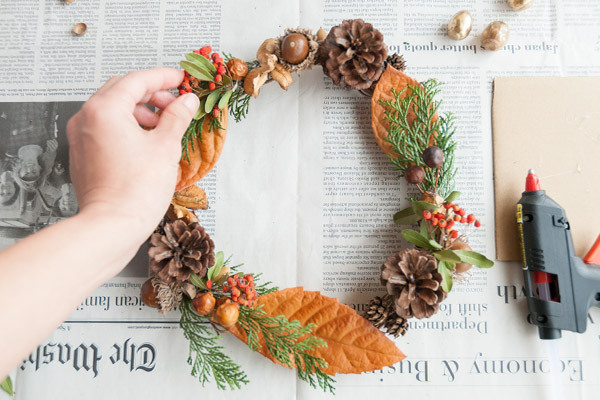 拾った木の実でかわいくできちゃう！　ナチュラルリースとダンボールのミニリース【おうちで季節イベント お手軽アートレシピ Vol.25】