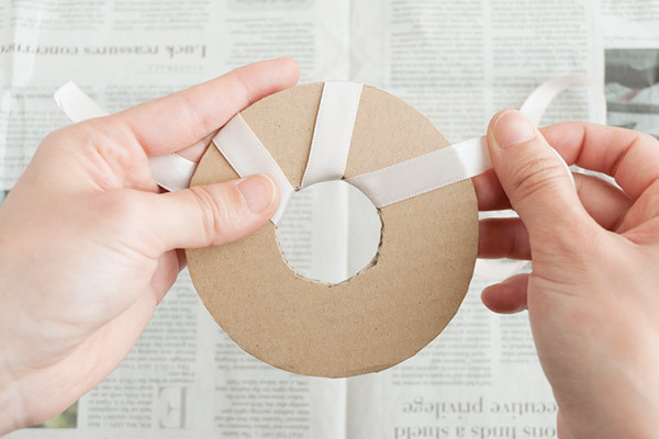 拾った木の実でかわいくできちゃう！　ナチュラルリースとダンボールのミニリース【おうちで季節イベント お手軽アートレシピ Vol.25】