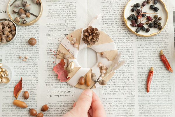 拾った木の実でかわいくできちゃう！　ナチュラルリースとダンボールのミニリース【おうちで季節イベント お手軽アートレシピ Vol.25】