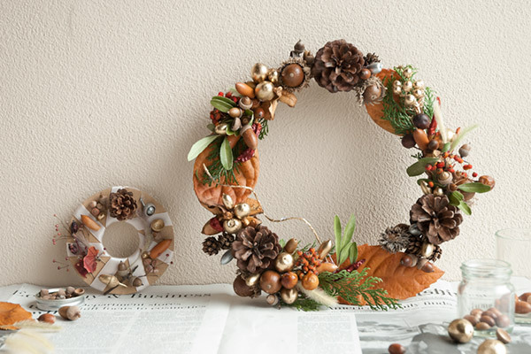 拾った木の実でかわいくできちゃう！　ナチュラルリースとダンボールのミニリース【おうちで季節イベント お手軽アートレシピ Vol.25】
