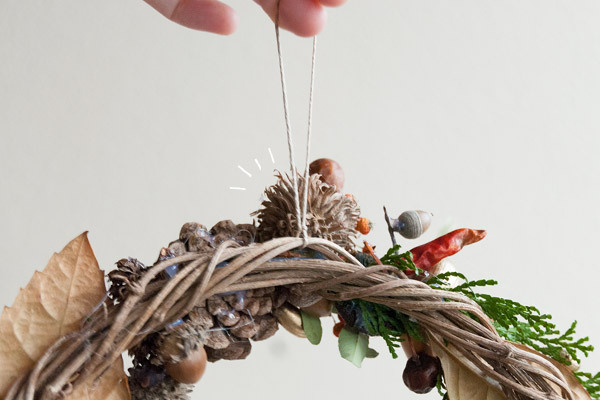 拾った木の実でかわいくできちゃう！　ナチュラルリースとダンボールのミニリース【おうちで季節イベント お手軽アートレシピ Vol.25】