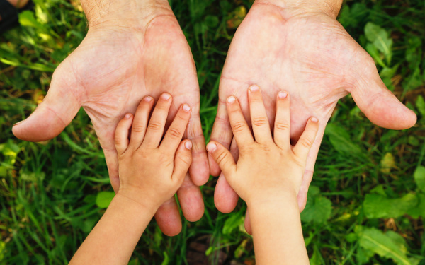 カワウソと手つなぎ、名作レプリカにタッチ…子どもの「さわりたい！」大歓迎スポット3選