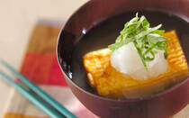 卵焼きと聞くと“お弁当のおかず”という印象がありますが、だし巻き卵にすると立派な夕食の一品となるから不思議です。今回ご紹介するレシピは、だし巻き卵に大根おろし、という鉄板の組み合わせはそのままに、ちょっとしたひと手間を加えてスープに浸します。いつもの食卓が一気に料亭の装いに変身です。