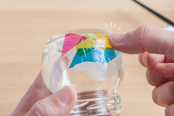 ゆらめく光にうっとり！　子どもとつくるクリスマスのキャンドルホルダー【おうちで季節イベント お手軽アートレシピ Vol.26】