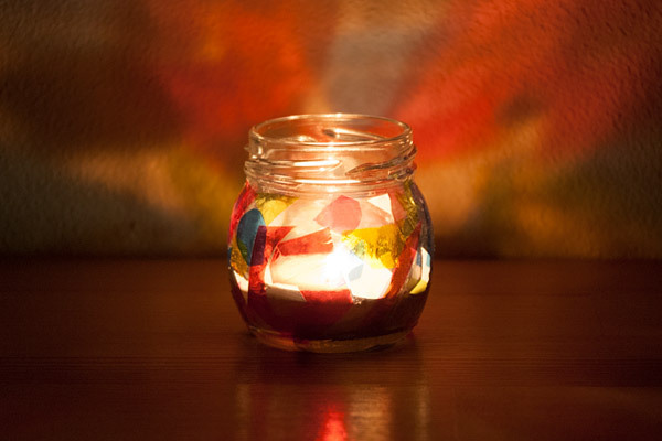 ゆらめく光にうっとり！　子どもとつくるクリスマスのキャンドルホルダー【おうちで季節イベント お手軽アートレシピ Vol.26】