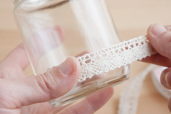 ゆらめく光にうっとり！　子どもとつくるクリスマスのキャンドルホルダー【おうちで季節イベント お手軽アートレシピ Vol.26】