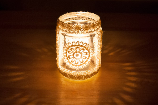 ゆらめく光にうっとり！　子どもとつくるクリスマスのキャンドルホルダー【おうちで季節イベント お手軽アートレシピ Vol.26】