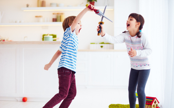 ヒーローごっこはママの味方？　“正義漢”男子を操縦する3つのコツ【3男児ママ考察の育児ポイント】