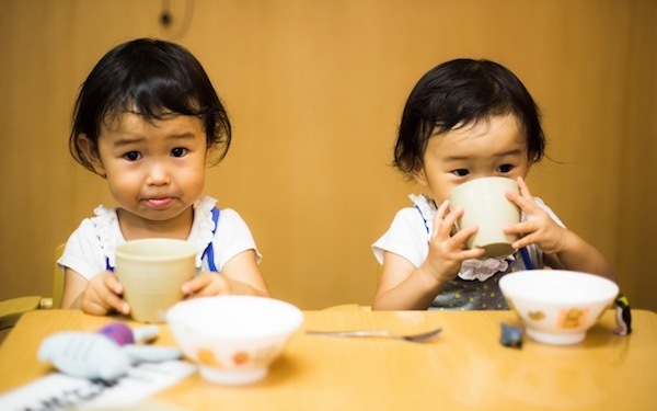 1歳のわが子の成長をほかの子と比べて、つい発育の違いが不安になってしまうママへ【教えて！　てぃ先生保育園 第1回】