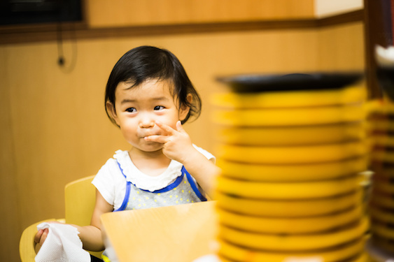 1歳のわが子の成長をほかの子と比べて、つい発育の違いが不安になってしまうママへ【教えて！　てぃ先生保育園 第1回】