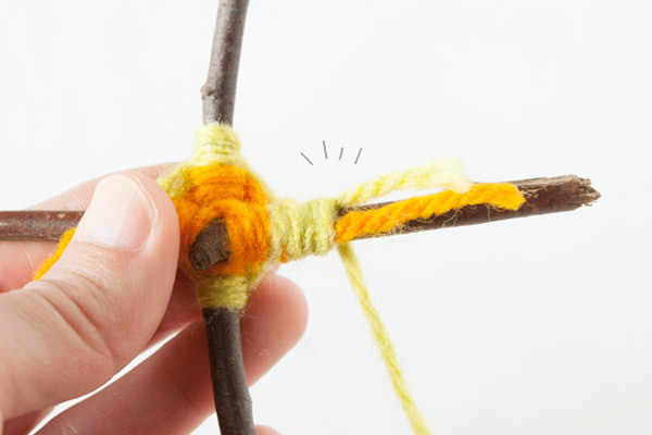 少ないスペースでも楽しめる！　ウォールツリーと毛糸のオーナメント【おうちで季節イベント お手軽アートレシピ Vol.27】