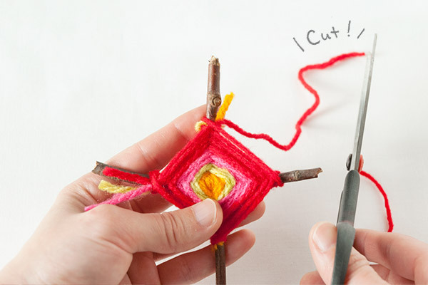 少ないスペースでも楽しめる！　ウォールツリーと毛糸のオーナメント【おうちで季節イベント お手軽アートレシピ Vol.27】