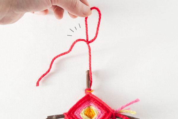 少ないスペースでも楽しめる！　ウォールツリーと毛糸のオーナメント【おうちで季節イベント お手軽アートレシピ Vol.27】