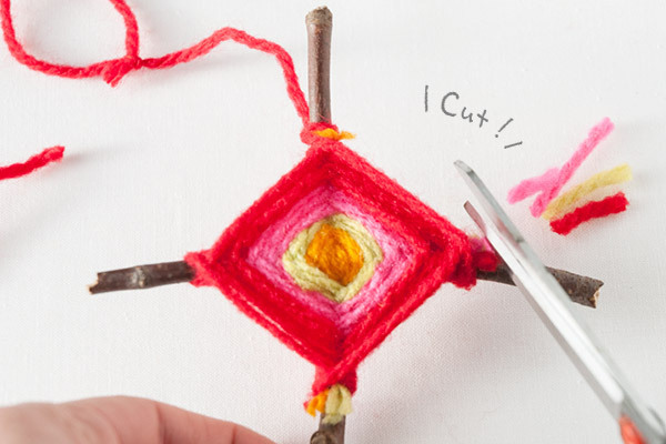 少ないスペースでも楽しめる！　ウォールツリーと毛糸のオーナメント【おうちで季節イベント お手軽アートレシピ Vol.27】