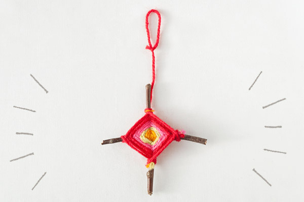 少ないスペースでも楽しめる！　ウォールツリーと毛糸のオーナメント【おうちで季節イベント お手軽アートレシピ Vol.27】