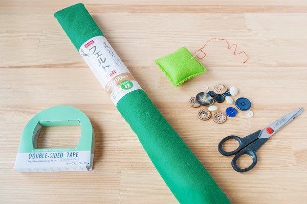 少ないスペースでも楽しめる！　ウォールツリーと毛糸のオーナメント【おうちで季節イベント お手軽アートレシピ Vol.27】