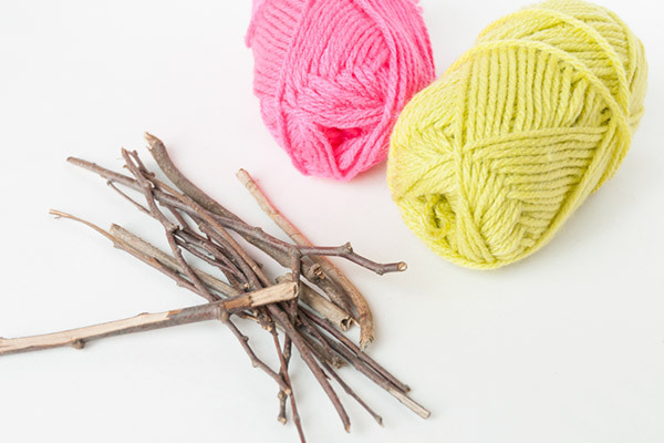 少ないスペースでも楽しめる！　ウォールツリーと毛糸のオーナメント【おうちで季節イベント お手軽アートレシピ Vol.27】