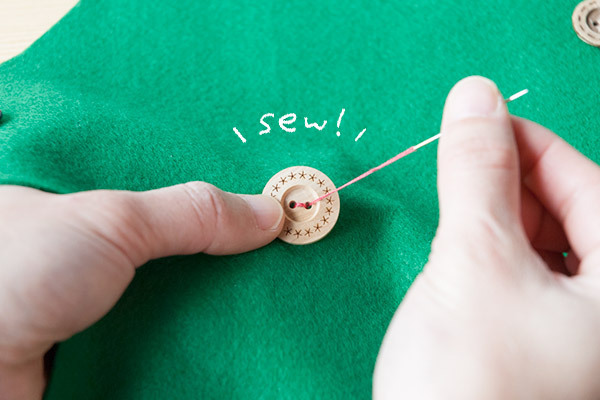 少ないスペースでも楽しめる！　ウォールツリーと毛糸のオーナメント【おうちで季節イベント お手軽アートレシピ Vol.27】