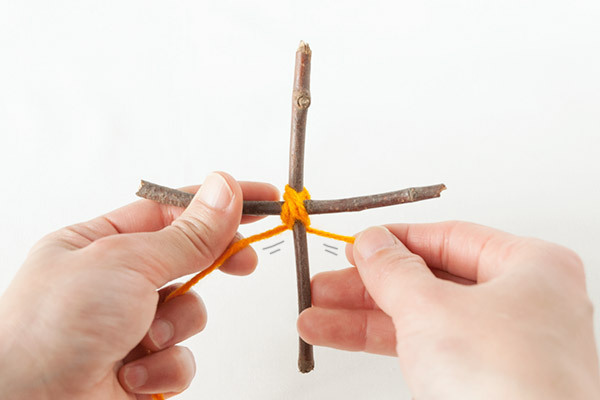 少ないスペースでも楽しめる！　ウォールツリーと毛糸のオーナメント【おうちで季節イベント お手軽アートレシピ Vol.27】