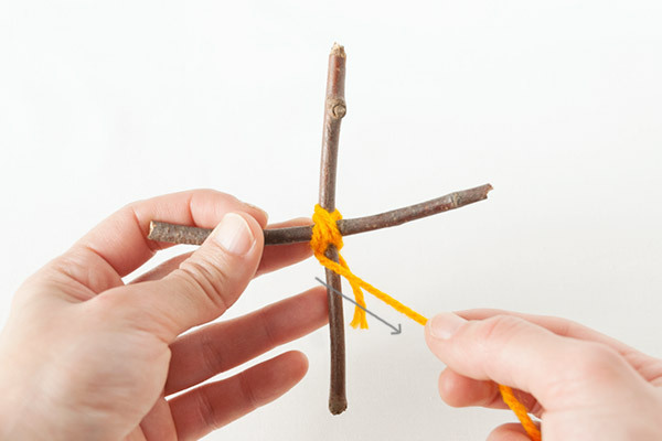 少ないスペースでも楽しめる！　ウォールツリーと毛糸のオーナメント【おうちで季節イベント お手軽アートレシピ Vol.27】