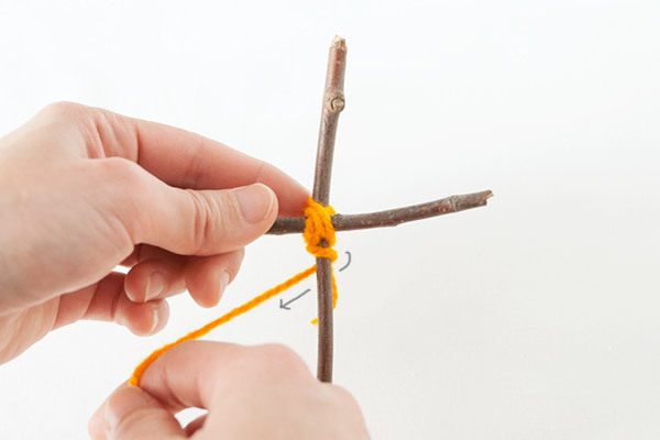 少ないスペースでも楽しめる！　ウォールツリーと毛糸のオーナメント【おうちで季節イベント お手軽アートレシピ Vol.27】