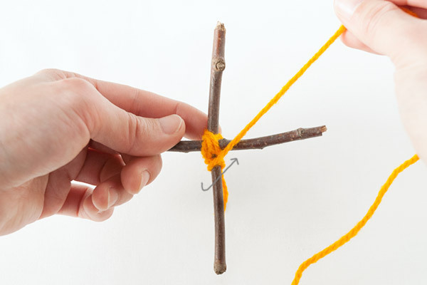 少ないスペースでも楽しめる！　ウォールツリーと毛糸のオーナメント【おうちで季節イベント お手軽アートレシピ Vol.27】