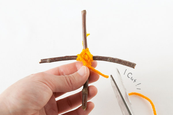 少ないスペースでも楽しめる！　ウォールツリーと毛糸のオーナメント【おうちで季節イベント お手軽アートレシピ Vol.27】