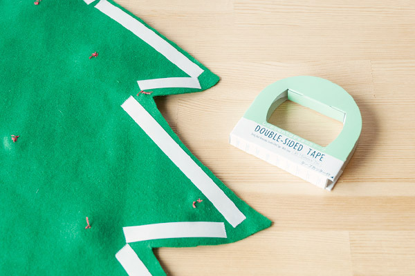 少ないスペースでも楽しめる！　ウォールツリーと毛糸のオーナメント【おうちで季節イベント お手軽アートレシピ Vol.27】