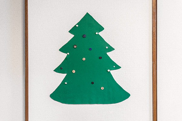 少ないスペースでも楽しめる！　ウォールツリーと毛糸のオーナメント【おうちで季節イベント お手軽アートレシピ Vol.27】