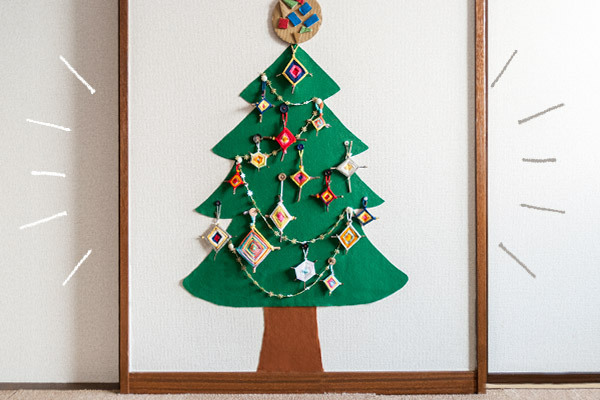 少ないスペースでも楽しめる！　ウォールツリーと毛糸のオーナメント【おうちで季節イベント お手軽アートレシピ Vol.27】