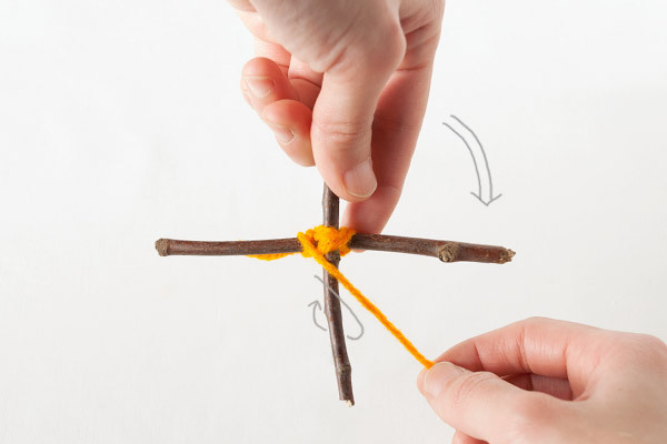 少ないスペースでも楽しめる！　ウォールツリーと毛糸のオーナメント【おうちで季節イベント お手軽アートレシピ Vol.27】