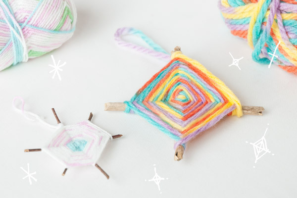 少ないスペースでも楽しめる！　ウォールツリーと毛糸のオーナメント【おうちで季節イベント お手軽アートレシピ Vol.27】