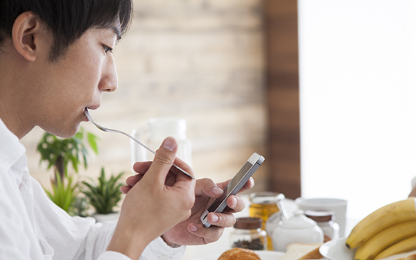 夫は子どもよりスマホが大事？ 夫婦円満に必要なたったひと言とは