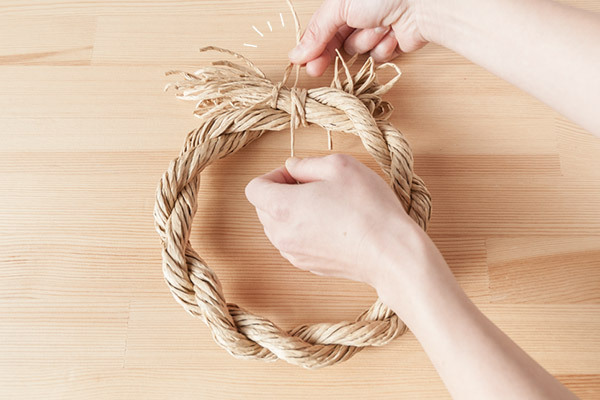 紙をくしゃくしゃ楽しく作れる！　おりがみ&紙ひものしめ縄リース【おうちで季節イベント お手軽アートレシピ Vol.28】