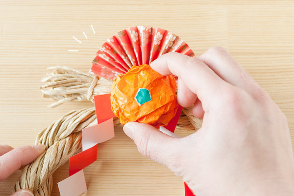 紙をくしゃくしゃ楽しく作れる！　おりがみ&紙ひものしめ縄リース【おうちで季節イベント お手軽アートレシピ Vol.28】