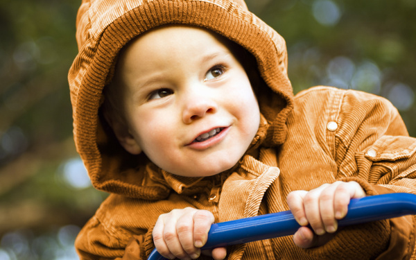 防寒のつもりが事故のもとに!?　冬場の子どもの服装に潜む「危険信号」