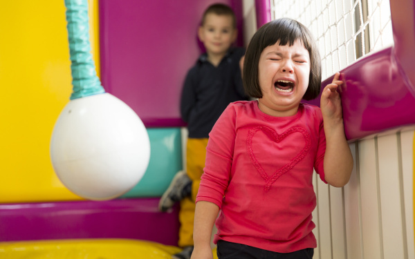 冬休み明けの悪夢…泣いて暴れてごねまくる「登園しぶり」、どうすれば？　